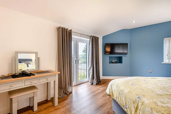 Honey Bee Wild Meadow Cottages