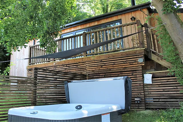 This lodge for two in Gilwern is close to Crickhowell, Abergavenny and the canal