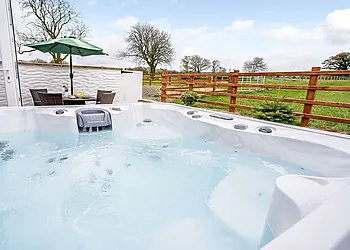 Contemporary cottage with a private hot tub