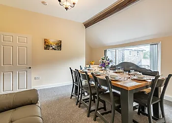 The dining room with sofa and TV, the perfect setting for dinner 