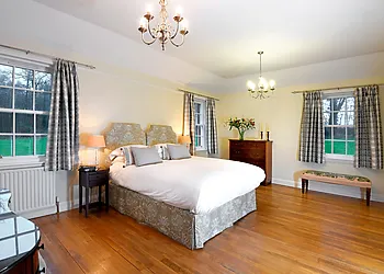 The splendid master bedoom