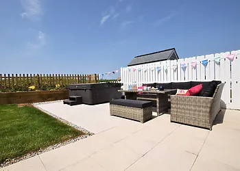 Lounge and dine in comfort & chill out and chat in the hot tub