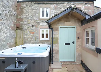 Cute little cottage with a bubbling hot tub