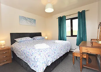 Super-sized zip-and-link bedroom (twin beds on request)