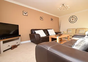 Lovely light and bright spacious lounge with Smart TV and Bluetooth sound bar