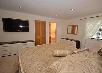 Master king-size bedroom with en-suite bathroom