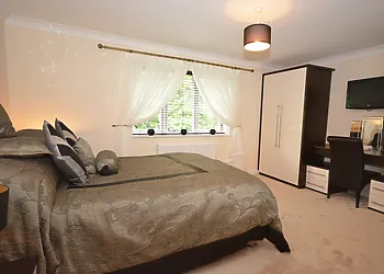 King-size bedroom with en-suite shower and WC