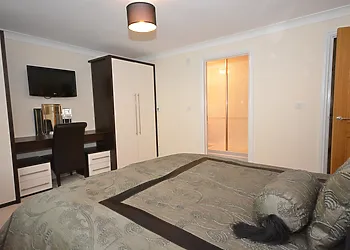 King-size bedroom with en-suite shower and WC