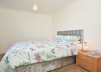 Pretty double bedroom overlooking the fields