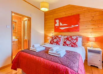 Lovely light and bright double bedroom with en-suite shower room