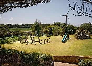 Amazing paddock to keep the youngsters and dogs entertained