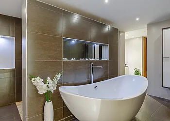 Free standing bath to bubble away in