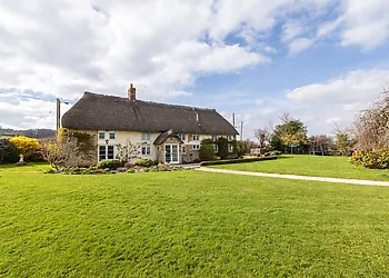 Detached cottage with spacious garden, hot tub and games barn 