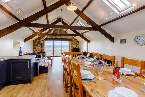 Llwyngwinau Isaf Barn