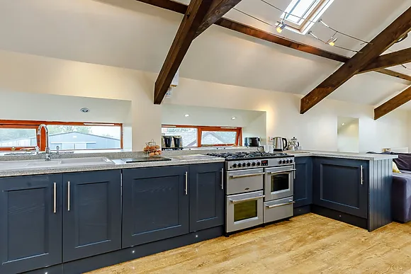 Llwyngwinau Isaf Barn