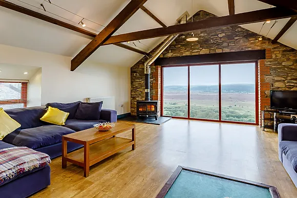 Llwyngwinau Isaf Barn