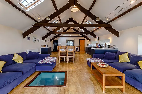 Llwyngwinau Isaf Barn