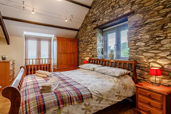 Llwyngwinau Isaf Barn