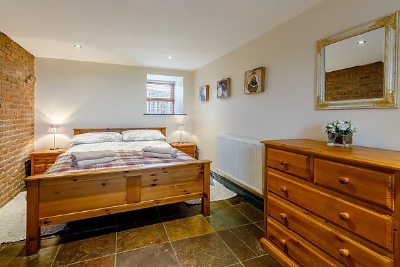 Llwyngwinau Isaf Barn