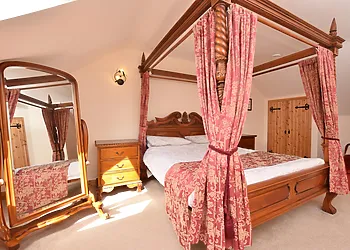 Bedroom with four poster bed