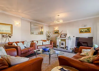 Big sitting room with additional dining area (2)