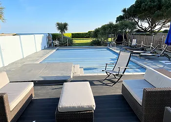 Hot tub, swimming pool and direct access to the beach !