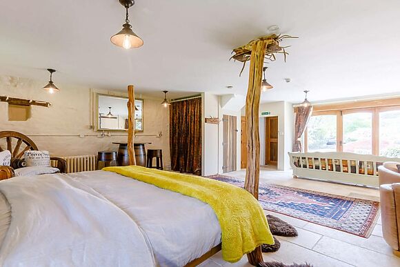 1-Bedroom Coach House in Deepdean