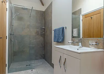 Contemporary en-suite shower room