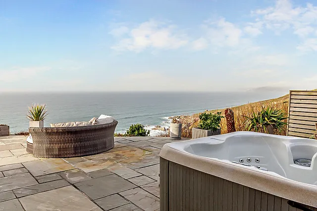This clifftop lodge above Freathy was redesigned in 2017 with bi-fold doors facing the sea