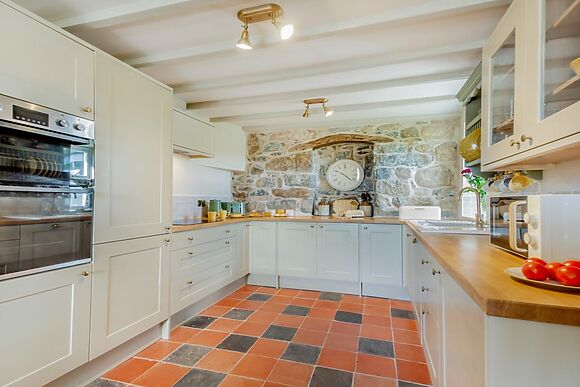 4-Bedroom Farmhouse in Botwnnog