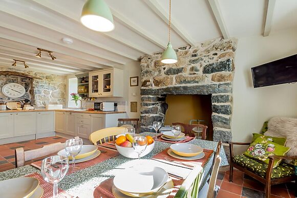 4-Bedroom Farmhouse in Botwnnog