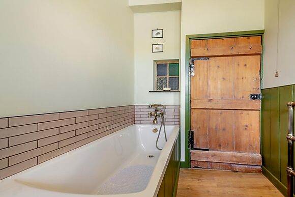 4-Bedroom Farmhouse in Botwnnog