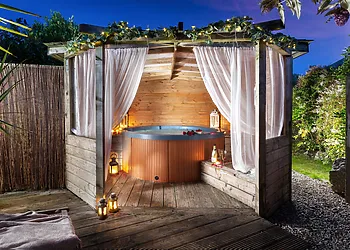 Enjoy the secluded hut tub sanctuary 