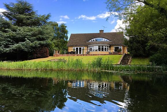 Lakeside Lodge for 8 in Maxey, group cottage in Peterborough, sleeps 8