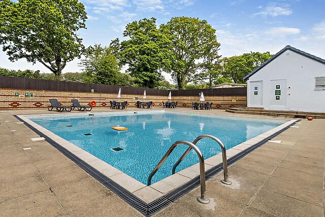 2-Bedroom Hot Tub Lodge in Sandown