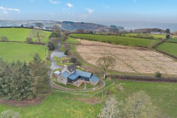 3-Bedroom Hot Tub Cottage in Tregoyd photo 2