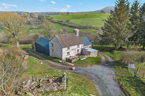 3-Bedroom Hot Tub Cottage in Tregoyd photo 4
