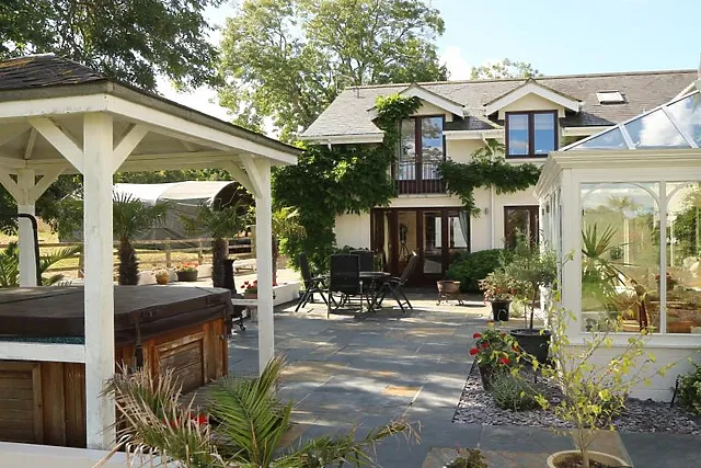 Big groups get 2.5 acres of private grounds on the edge of historic parkland at East Cowes