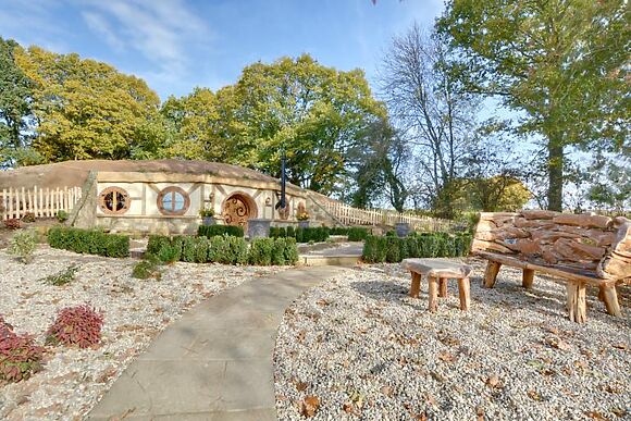 Hobbit-hole style cottage with a private hot tub overlooking a Sussex vineyard