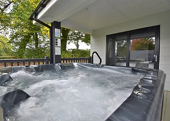 4-Bedroom Hot Tub Cottage with Garden in Kinnerley photo 1