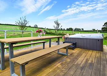 2-Bedroom Hot Tub Lodge in South Molton photo 1