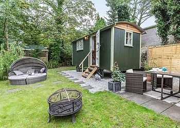 1-Bedroom Hot Tub Hut in Chapel Amble photo 1