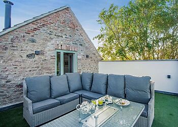 4-Bedroom Hot Tub Barn in Biddisham photo 1