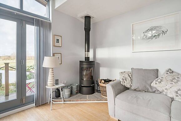 Secluded, New Forest Riverside Lodge