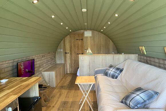 Cosy escape heated luxury pod with hot tub