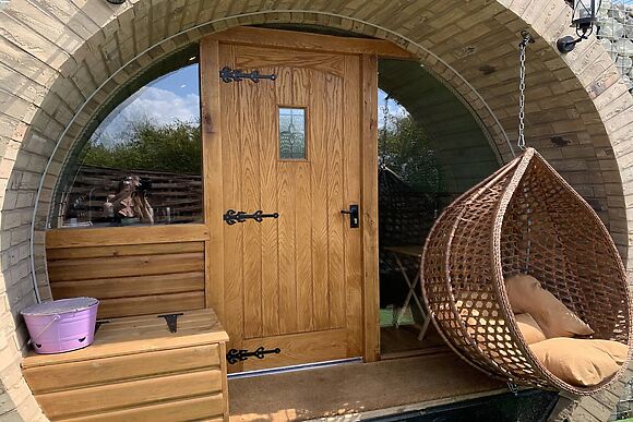 Cosy escape heated luxury pod with hot tub