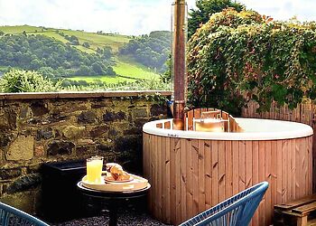 Luxury heated Yurt with Hot tub