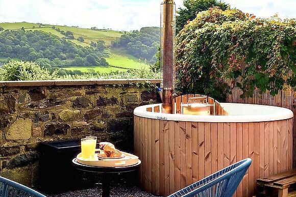 Luxury heated Yurt with Hot tub