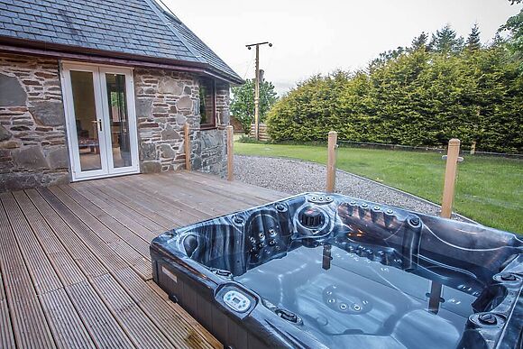 Beautiful relaxing house in fantastic peaceful location near Dundee with hot tub