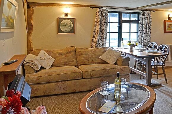 Robins Nest in Stelling Minnis